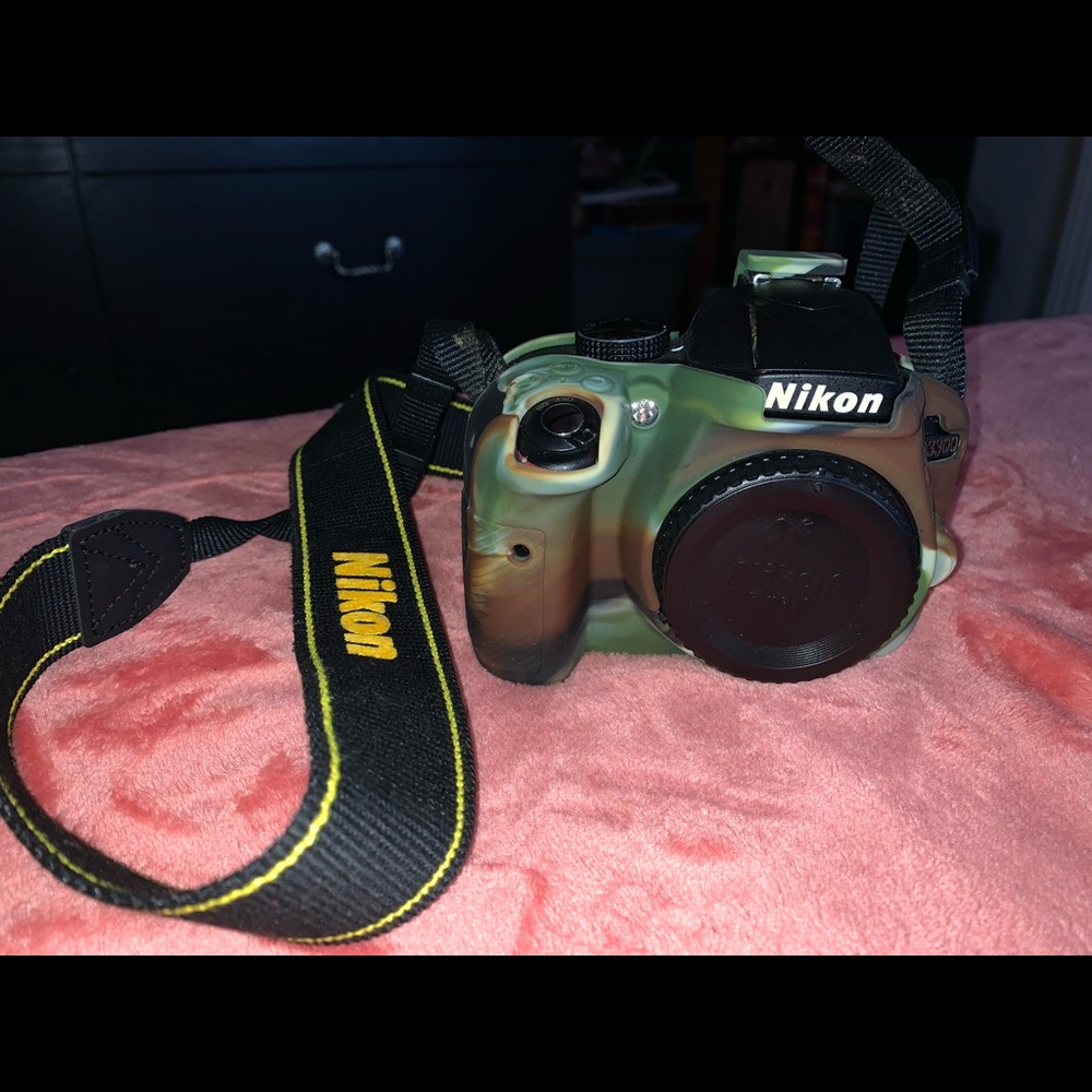 Nikon D3300 DSLR Camerawomen